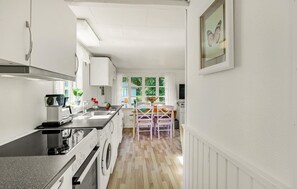 ثلاجة، موقد طهي مسطح، غسالة أطباق، ماكينة لصنع القهوة/الشاي