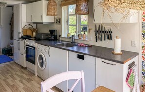 Fridge, stovetop, dishwasher, coffee/tea maker - Cozy home in Væggerløse with WiFi (Væggerløse)