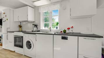 Een koelkast, een kookplaat, een vaatwasser