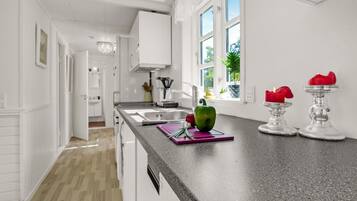 Een koelkast, een kookplaat, een vaatwasser