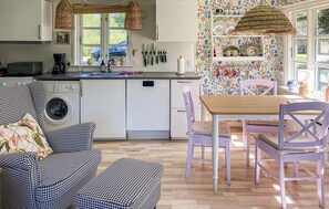 Fridge, stovetop, dishwasher, coffee/tea maker - Cozy home in Væggerløse with WiFi (Væggerløse)
