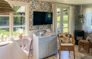TV - Cozy home in Væggerløse with WiFi (Væggerløse)