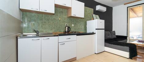 Fridge, stovetop
