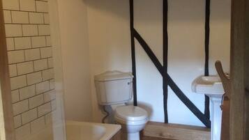 House (4 Bedrooms) | Bathroom | Bathtub, towels