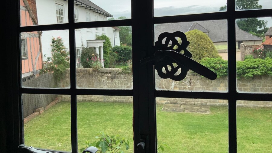 Delightful 4BD Home Full of Flair Edenbridge Kent