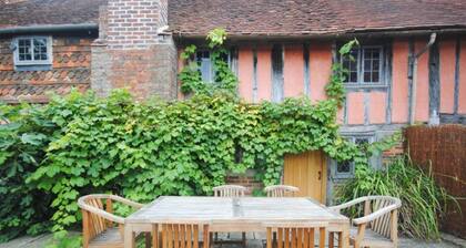 Delightful 4BD Home Full of Flair Edenbridge Kent