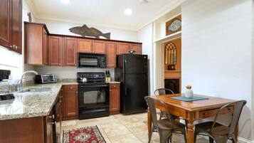 Kondominium, Beberapa Tempat Tidur, dapur, pemandangan kebun | Dapur pribadi | Lemari es, microwave, oven, dan kompor