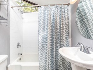 Bathroom - Southern Belle Carriage House (Savannah)