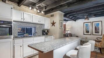 Kondominium, Beberapa Tempat Tidur, dapur, pemandangan kebun | Dapur pribadi | Lemari es, microwave, oven, dan kompor