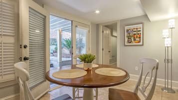 Condo, 1 Katil Raja (King) dengan Katil Sofa, Kitchen, Garden View | Tempat makan