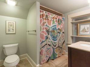 Condo, 1 Katil Raja (King) dengan Katil Sofa, Kitchen, Garden View | Bilik Mandi | Tuala disediakan, tisu tandas