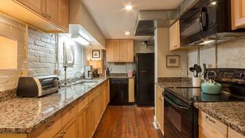 Kondominium, 1 Tempat Tidur King dengan tempat tidur Sofa, dapur, pemandangan kebun | Dapur pribadi | Lemari es, microwave, oven, dan kompor