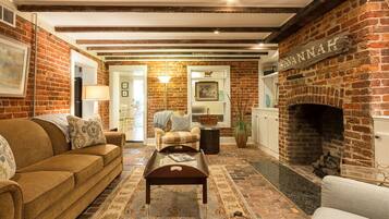 Kondominium, 1 Tempat Tidur King dengan tempat tidur Sofa, dapur, pemandangan kebun | Area keluarga | TV