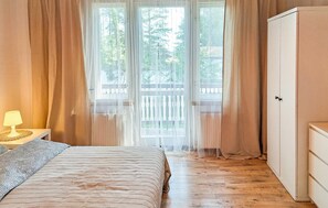 3 bedrooms, travel cot, free WiFi, bed sheets