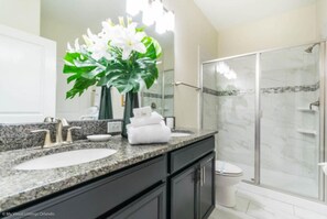 Villa, varias camas | Baño | Toallas 