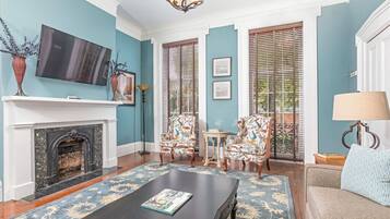 Kondominium, 1 Tempat Tidur King dengan tempat tidur Sofa, dapur, pemandangan kebun | Area keluarga | Televisi layar datar 42-inci dengan saluran TV kabel dan TV