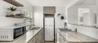 One bedroom duplex in desirable Park Hill