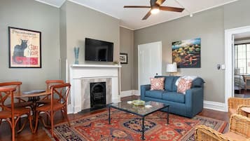 Condo, Berbilang Katil, Kitchen, Garden View | Ruang tamu | 40 inci televisyen dengan kabel