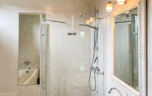 Bañera con ducha, secador de pelo