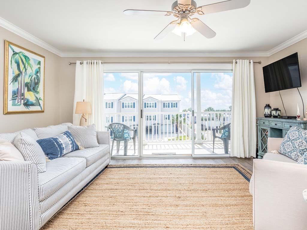 Condo, Plusieurs lits, accès à la piscine, vue partielle sur l'océan (Summer Winds 528) | Aire de séjour | Téléviseur à écran plat de 42 po avec télévision numérique