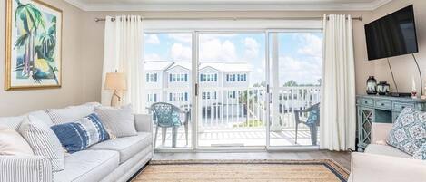 Condo, Plusieurs lits, accÚs à la piscine, vue partielle sur l'océan (Summer Winds 528) | Aire de séjour | Téléviseur à écran plat de 42 po avec télévision numérique