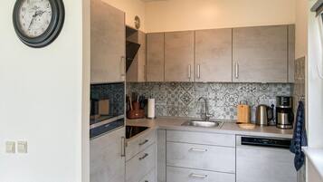 Frigorifero, piano cottura, lavastoviglie, macchina per tè/caffè