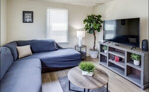 Living area - PROMO 5% WEEKLY/10% MONTHLY DISCOUNT
Charlotte Cottage Walk to Beach & ⛳️ Club (Rochester)