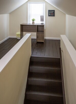 Interior - PROMO 5% WEEKLY/10% MONTHLY DISCOUNT
 Charlotte Cottage Walk to Beach & ⛳️ Club (Rochester)