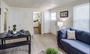 Living area - PROMO 5% WEEKLY/10% MONTHLY DISCOUNT
 Charlotte Cottage Walk to Beach & ⛳️ Club (Rochester)