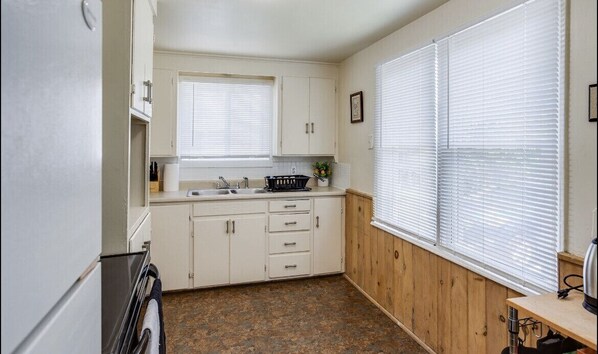 Private kitchen - PROMO 5% WEEKLY/10% MONTHLY DISCOUNT
Charlotte Cottage Walk to Beach & ⛳️ Club (Rochester)