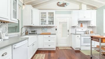 House, Multiple Beds, Kitchen, Garden View | Private kitchen | Fridge, microwave, oven, stovetop