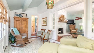 House, Multiple Beds, Kitchen, Garden View | Living area | 40-inch flat-screen TV with digital channels