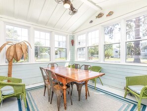 Casa, varias camas, cocina, vistas al jardín | Restauración