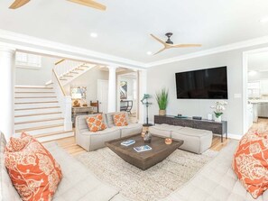 獨棟房屋, 多張床, 廚房, 海灘景觀 | 起居區 | 40-吋電視，提供數位頻道