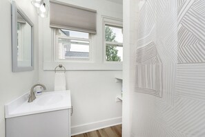 Ducha y bañera combinadas, secador de pelo, toallas y jabón