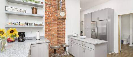 Kühlschrank, Mikrowelle, Ofen, Herdplatte