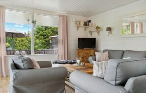 Smart TV, fireplace - Gorgeous home in Væggerløse with WiFi (Væggerløse)