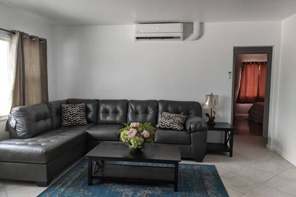 Smart TV - 2 Bdrm inc Full Kitchen/Bath/Laundry/Living Room (Lancaster)