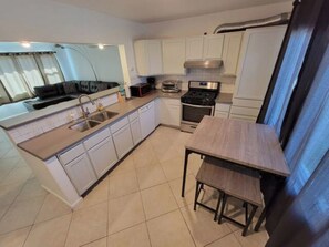 Fridge, microwave, oven, stovetop - 2 Bdrm inc Full Kitchen/Bath/Laundry/Living Room (Lancaster)