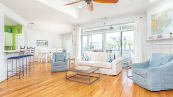 Casa, varias camas, cocina, vista a la playa | Área de sala de estar | Televisión de 40 pulgadas con canales digitales