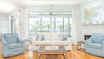 Casa, varias camas, cocina, vista a la playa | Área de sala de estar | Televisión de 40 pulgadas con canales digitales