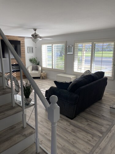 3 bdrmTownhouse on Golf Course near everything!  7 pools! Sleeps 6! Very modern!