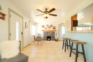 Fireplace - Desert Escape in 29 Palms - Stargaze and Soak under the stars - 5 mins from JTNP (Twentynine Palms)