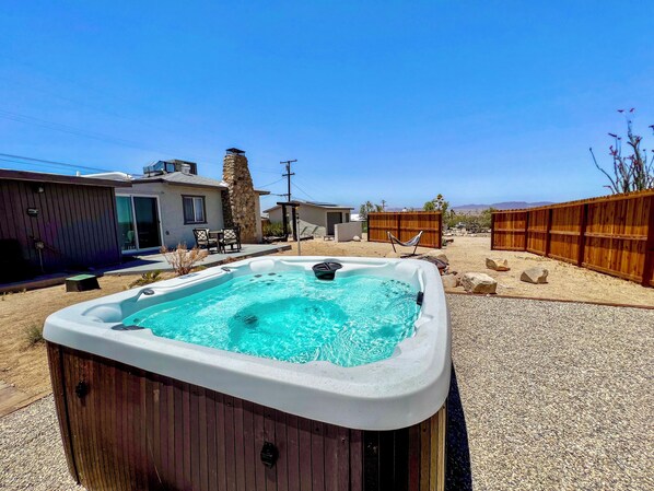 Terrace/patio - Desert Escape in 29 Palms - Stargaze and Soak under the stars - 5 mins from JTNP (Twentynine Palms)