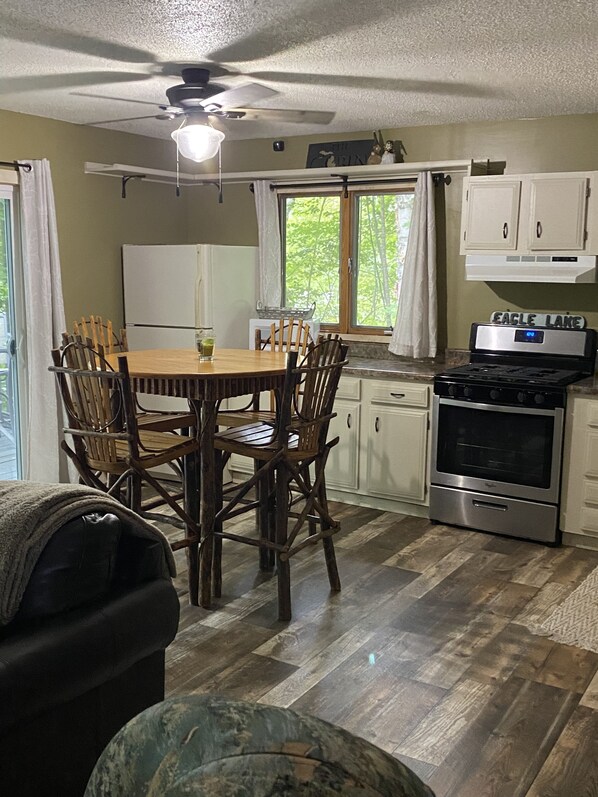 Fridge, microwave, oven, stovetop - Relaxing escape year round! (Mancelona)