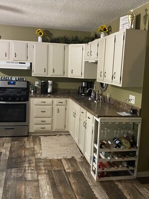 Fridge, microwave, oven, stovetop - Relaxing escape year round! (Mancelona)
