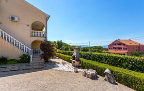 Terrace/patio - Stunning apartment in Rasopasno with WiFi (Rasopasno)