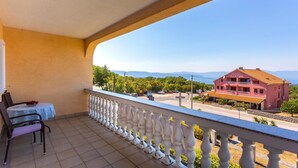 A balcony with a view of a building named 'Konoba Santek' and a clear sky. - Stunning apartment in Rasopasno with WiFi (Rasopasno)