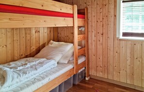 1 bedroom, travel cot