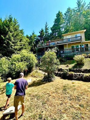Property grounds - Hummingbird Vista! Scenic River and Ocean Views & Hot Tub - 4WD RQD (Gold Beach)